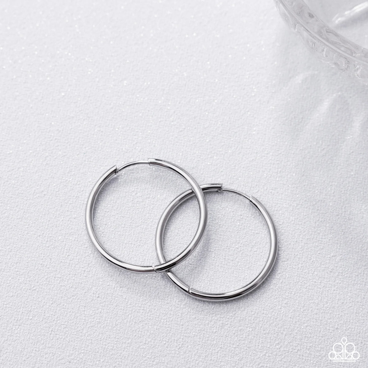 Paparazzi ♥ Surmounting Sheen - Silver ♥ Earrings