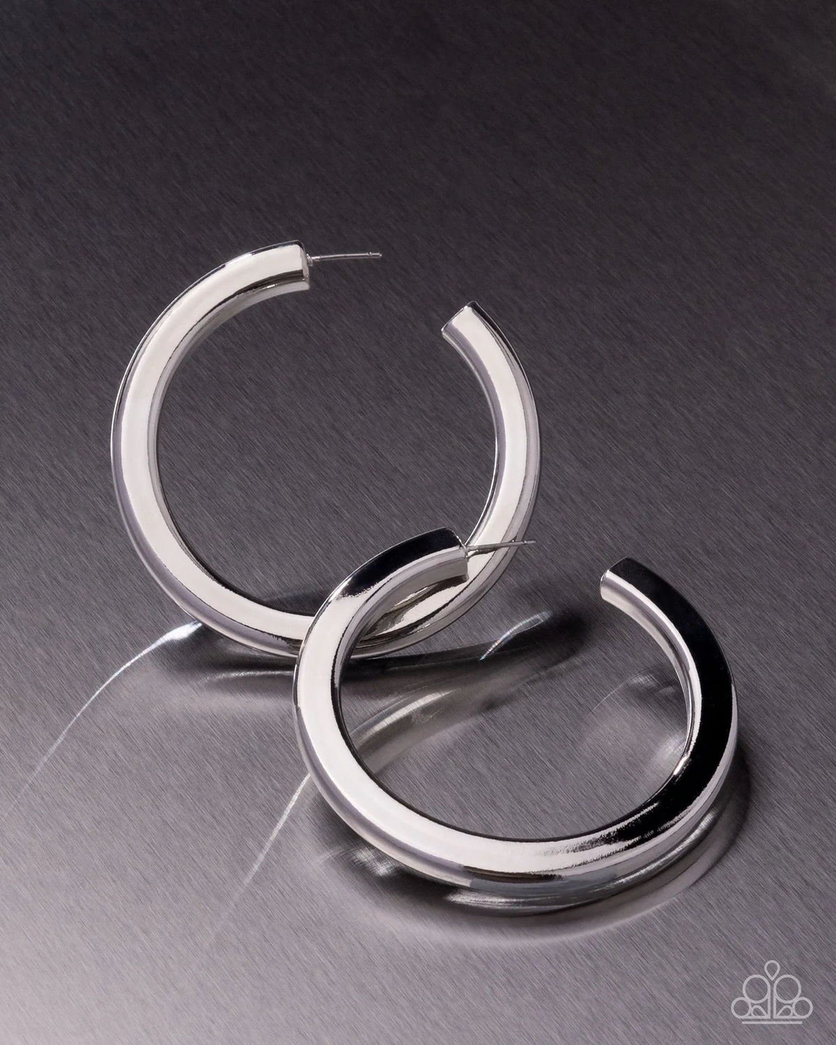 Paparazzi ♥ Sleek Spotlight - Silver ♥ Earrings
