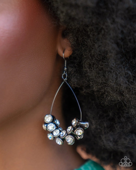 Paparazzi ♥ Courageous Chandelier - Black ♥ Earrings