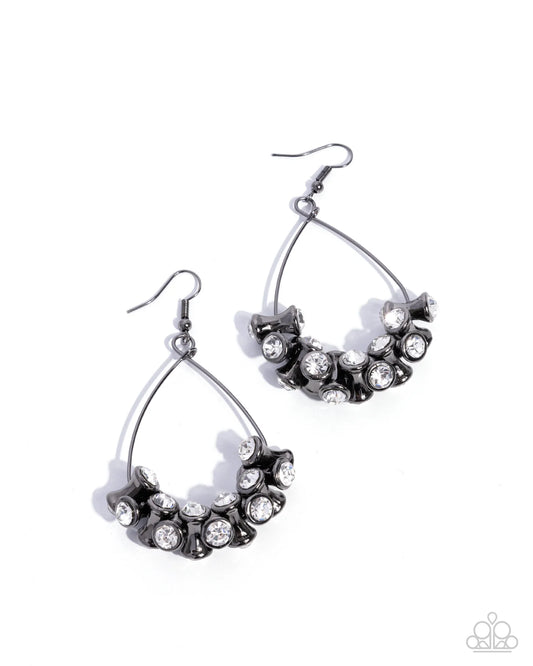 Paparazzi ♥ Courageous Chandelier - Black ♥ Earrings